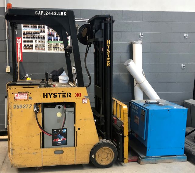 1991 Hyster E30CR Electric Forklift w/ Charger (950272)