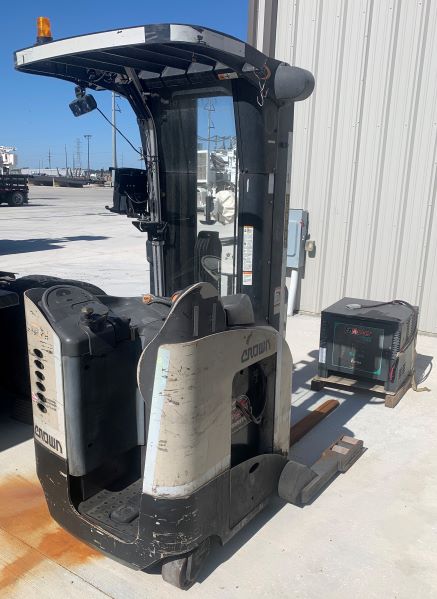 2003 Crown RR5220-45 Electric Forklift w/ Charger (950592)