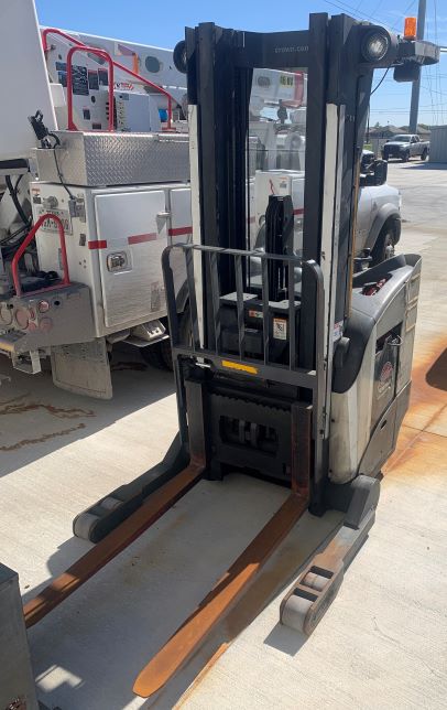 2003 Crown RR5220-45 Electric Forklift w/ Charger (950594)