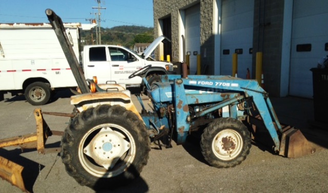 1985 Ford Diesel Farm Tractor 1710 w/ Front End Loader and Rear Blade  (680567)