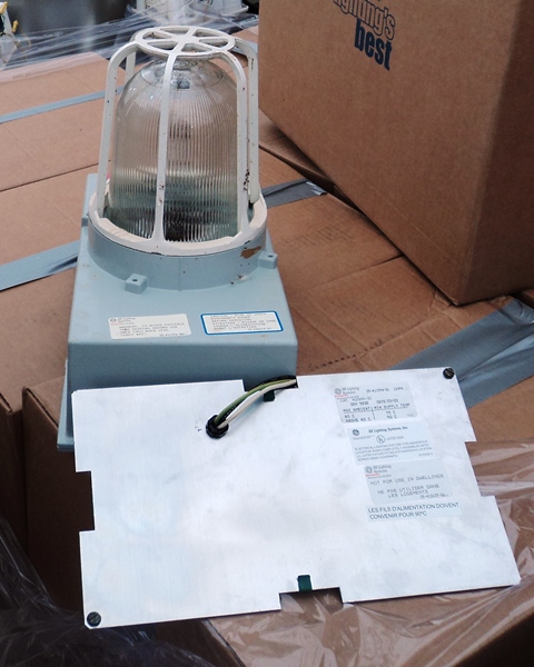 GE 70W Hazardous Light Fixtures  Qty 10