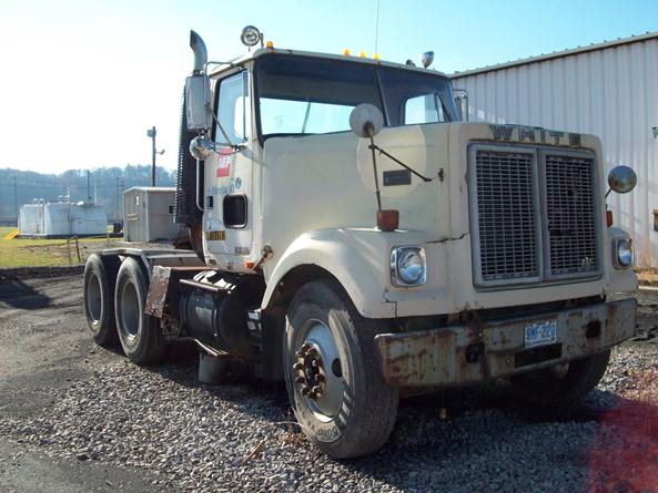 1981 White Road Boss 2 tractor (AEPID 800010)