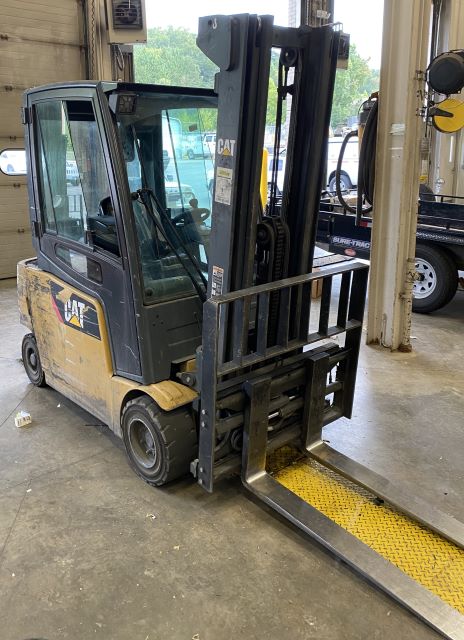 2011 Caterpillar EP4000 Electric Forklift w/ Charger (950815)