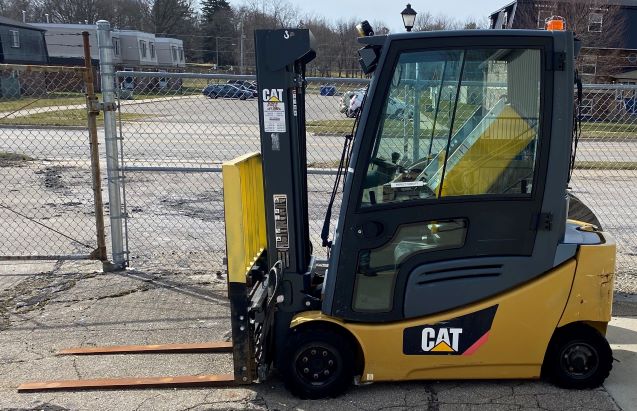 Caterpillar EP4000 Electric Forklift with Charger (950819)
