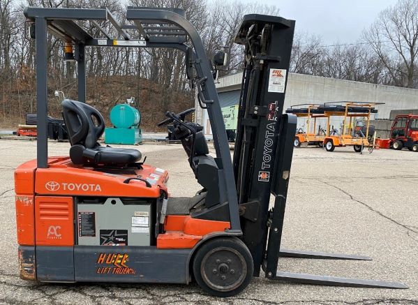 2008 Toyota Electric Forklift w/ Charger (950735)
