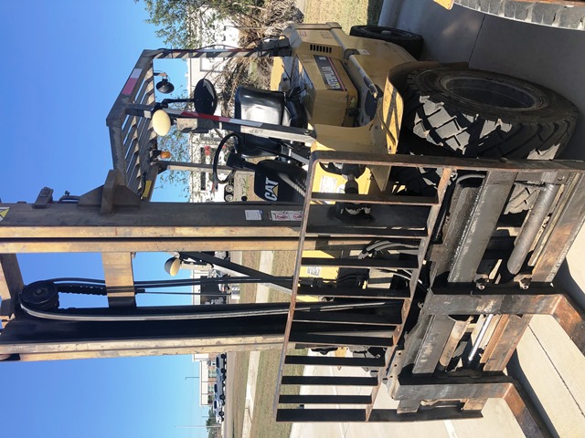 1999 Caterpillar DP40 Forklift (950505)