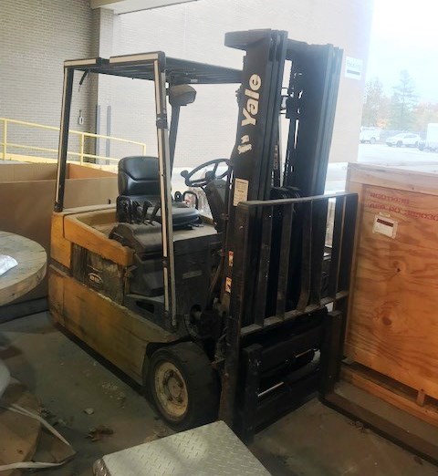 2002 Yale Electric Forklift with Charger - Cap 3500 lbs (950558)
