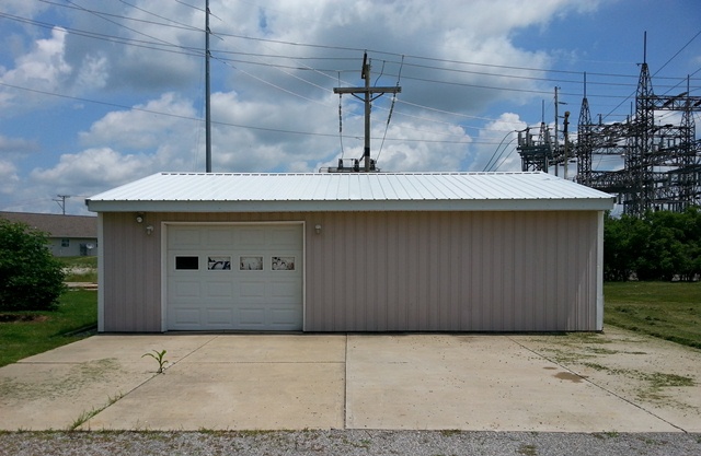 Metal Siding Bldg 32 x 24 x 8 feet for Removal