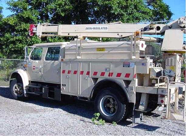  Bucket Truck: IN 4900 Crew Cab - 4X2 w/ Altec D842TC Lift