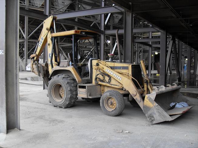 BACKHOE LOADER TRACTOR: John Deere 310D