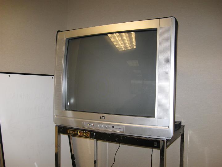 Funai Television 32 inch Analog/Digital w/TV cart