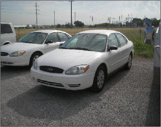 130385 Taurus 4-Door Sedan SE 2005