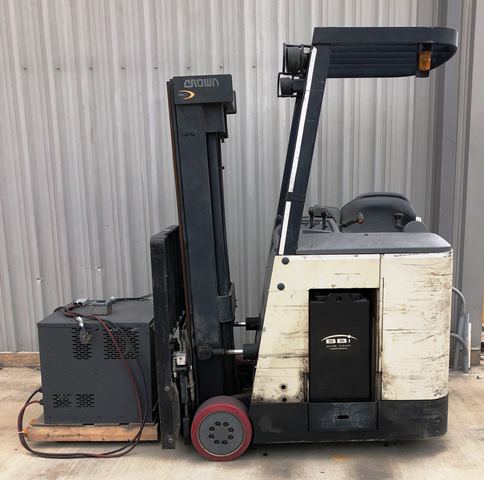 2006 Crown RC3020-30 Electric Forklift w/Charger (950664)